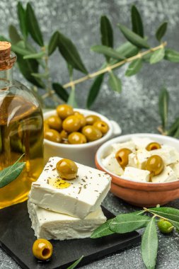 Koyu arkaplanda zeytinyağı soslu feta peyniri. dikey görüntü. Üst Manzara. metin için yer.