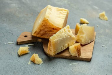 Geleneksel Gravyer Gruyere Peyniri, deliksiz sert sarı peynir, koyu kabuklu, çiçekli ve fındıklı aromalı, yazı için uygun bir yer, üst görünüm.,