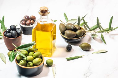 Hafif arka plan, pankart, menü, metin için tarif yeri, üst görünüm üzerine karışık zeytinyağı ve zeytin yağı türleri,