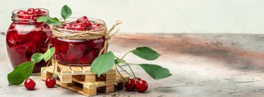 Şerbetli kiraz. Şerbetli kiraz. Hafif arka planda konserve meyve. Uzun pankart biçimi.