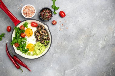 Kahvaltıda avokado ve mantarlı omlet, lezzetli bir kahvaltı ya da atıştırmalık, temiz yemek, diyet, vejetaryen gıda konsepti. en üstteki görünüm,