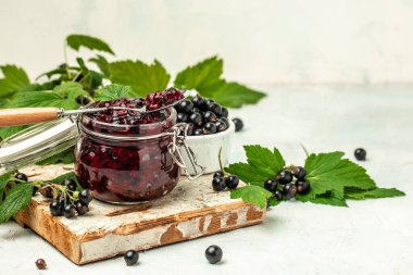 Lezzetli siyah frenk üzümü reçeli urd, krema veya reçel ve taze böğürtlen, pankart, menü, metin için tarif yeri, üst görünüm,