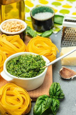 Fetuçin ve makarna yapmak için geleneksel İtalyan pesto sosu. Restoran menüsü, diyet, yemek kitabı tarifi üst görünümü.