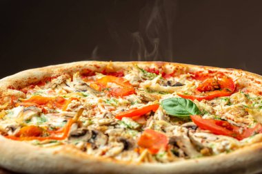 Jambonlu pizza, mantar, salatalık ve peynir turşusu, fast food öğle yemeği, üst manzara.,