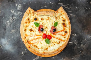 Koyu arkaplanda kedi suratı şeklinde çocuk pizzası, pankart, menü, metin için tarif yeri, üst görünüm,