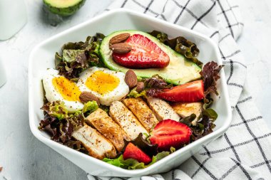 Tütsülenmiş domuz pastırması ince dilimlenmiş domuz eti dilimleri ahşap arka planda, ketojenik diyet, yazı için yer, üst görüş.,