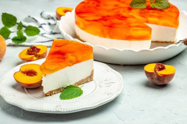 Şeftalili lezzetli cheesecake, şeftalili jöle, hafif arka planda reçel..