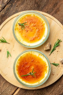 Mango Panna cotta. dikey görüntü. metin için yer.