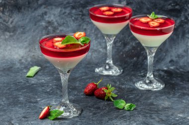 Mavi arka planda çilek soslu panna cotta vanilya. Metin için boşluk.