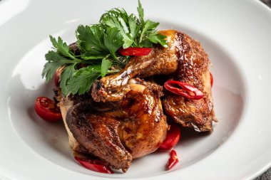 Izgara BBQ çıtır tavuk bacağı. Tefarind soslu, biberli ve otlu. Sağlıklı yağlar, kilo vermek için temiz yiyecekler..