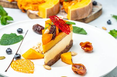 Hafif arka planda fındıklı peynirli kek tatlısı. en üstteki görünüm.