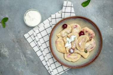 Kirazlı ve krema soslu lezzetli börekler, yemek tarifi geçmişi. Kapat, üst görünüm,