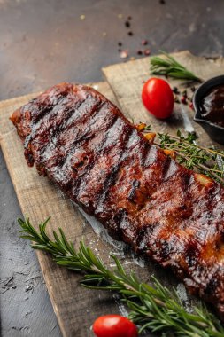 Kızarmış pirzola, barbekü taze domates servis ediyordu. Restoran menüsü, diyet, yemek kitabı tarifi üst görünümü.