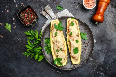 Esmer arka planda etle doldurulmuş kabak. Ketogenik diyet yemeği. metin için yer, üst görünüm.