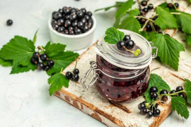 Lezzetli siyah frenk üzümü reçeli urd, krema veya reçel ve taze böğürtlen, pankart, menü, metin için tarif yeri, üst görünüm,
