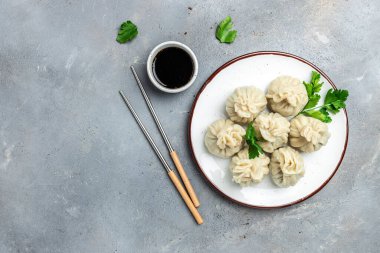 Et ve baharatlı soslu Khinkali. Gürcü böreği. Üst Manzara. metin için yer.