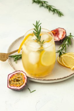 Hafif güneşli bir arka planda taze tutku meyveli alkollü kokteyl, yaz partisi için tropik içecek..