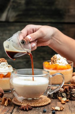 Sütlü kremalı balkabağı kahvesi. Katmanlı balkabağı ve krem peynirli tatlı.