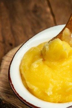 Tahta kaşıklı bir kasede ev yapımı saf kahve, sağlıklı yağlar, kilo vermek için temiz yiyecekler. metin için yer, üst görünüm.