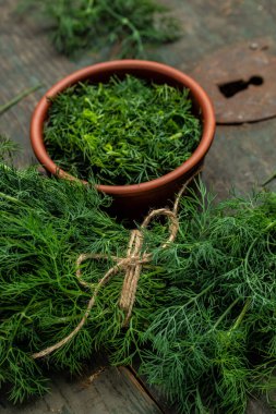 Bahçeden taze yeşil dereotları eski ahşap masanın üzerinde, bir kase içinde dereotu kırsal tarzda, dikey görüntüde. Üst Manzara. metin için yer,