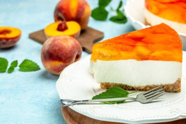 Şeftalili lezzetli cheesecake, şeftalili jöle, hafif arka planda reçel..