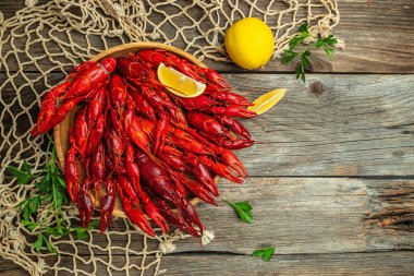 Ahşap arka planda limonlu kırmızı kerevit. afiş, menü, metin için tarif yeri, üst görünüm.