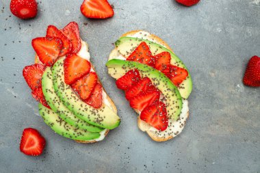 Crostini veya çilekli tost ve krem peynirli ricotta. Lezzetli kahvaltı ya da atıştırmalık, temiz yemek, diyet, vejetaryen yemek konsepti. en üstteki görünüm.