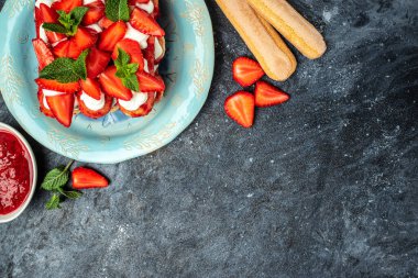 Çilekli tiramisu ve mascarpone. Yaz tatlısı, klasik tiramisu nane yapraklarıyla süslenmiş çilekler, yemek servisi, pankart, menü, yemek tarifi, metin için yer..