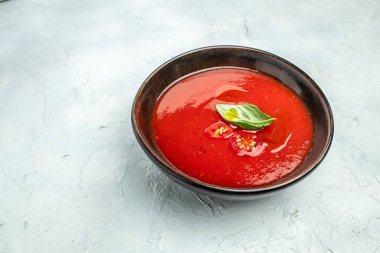 Domatesli gazpacho çorbası. Hafif bir arka planda yaz soğuk vejetaryen yemeği. Temiz yemek, diyet, vejetaryen yemek konsepti. en üstteki görünüm.