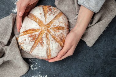 Ev yapımı ekşi ekmek. Otantik ekmek. Ev yemeği. Yemek hazırlama. Mutfak, yemek pişirme, fırın konsepti.