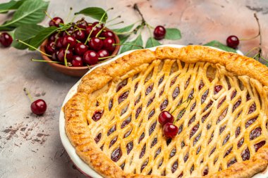 Lezzetli ev yapımı vişneli turta, Flaky Crust, tabakta bir parça ve tüm ev yapımı vişneli turta, yazı için yer, üst manzara.,