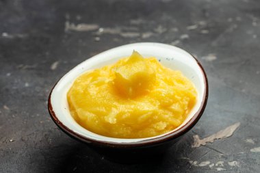 Ghee ya da tereyağı. Pişirme yağı, saf kahve. Sağlıklı yağ diyeti konsepti. afiş, menü, metin için tarif yeri, üst görünüm.