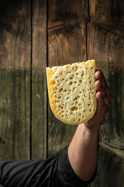 Bonito Cheesemaker Está Verificando Queijos Seu Armazenamento Oficina Close — Fotografia de Stock