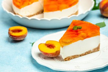 Şeftalili cheesecake, şeftalili jöle, arka planda reçel. afiş, menü, metin için tarif yeri, üst görünüm.