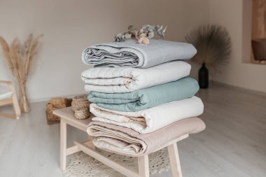 Farklı dizayn modelleri olan katlanmış sıcak battaniye yığını. Pamuklu battaniyeler. Hipoalerjenik pamuk yatak örtüsünü kapat.