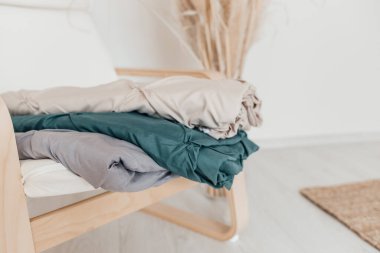 Katlanmış sıcak battaniye yığını, hipoalerjenik pamuk yatak, çamaşır ve otel servisi konsepti.,