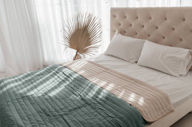 Büyük yataklı şık bir oda. iç dizayn konsepti, hipoalerjenik pamuk yatak, çamaşır ve otel servis konsepti.