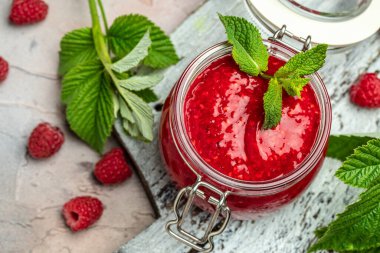 Arka planda böğürtlen reçeli. Ahududulu ev yapımı reçel. afiş, menü, metin için tarif yeri, üst görünüm.