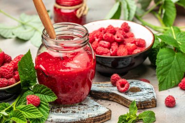 Beyaz arka planda ahududu reçeli. Yemek tarifi geçmişi. Kapat.,