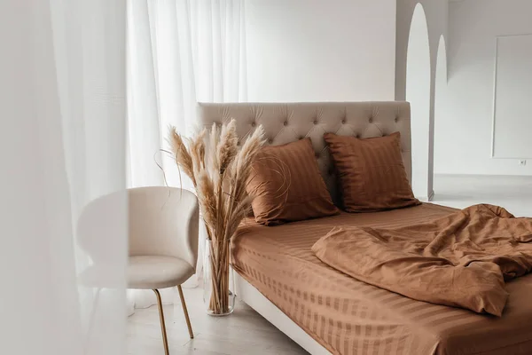Cerrar Almohadas Suaves Beige Cama Manta Concepto Diseño Interiores Dormitorio —  Fotos de Stock