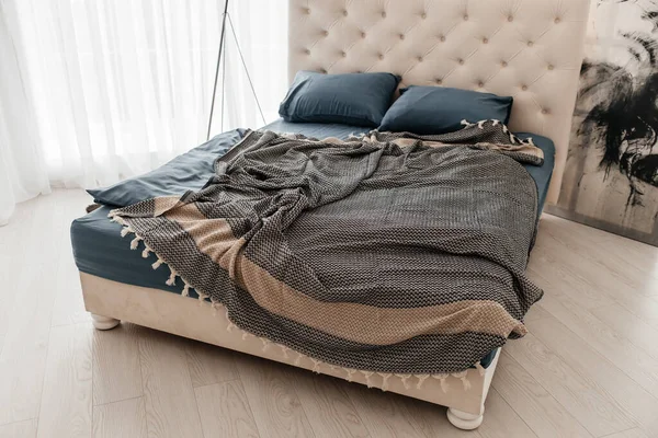 Unmade Bed Cotton Boho Blanket Cozy Simple Bedroom Hypoallergenic Cotton — Stock Photo, Image