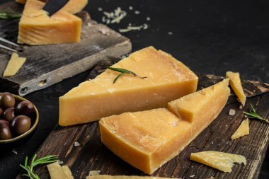 Tahtada parmesan peyniri, arka planda sert peynir. afiş, menü, metin için tarif yeri, üst görünüm.