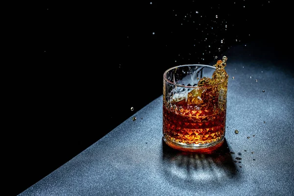Jedna Sklenka Koňaku Nebo Whisky Kostkami Ledu Kapky Silného Alkoholického — Stock fotografie