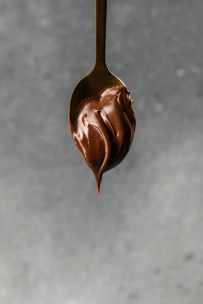 Cokelat Krim Manis Pada Sendok Gambar Vertikal Tempat Untuk Teks — Stok Foto