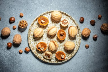 Yoğunlaştırılmış sütlü fıstıklar. Fıstıklı kurabiye. afiş, menü, metin için tarif yeri, üst görünüm.