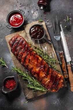 Kızarmış pirzola, barbekü taze domates servis ediyordu. Restoran menüsü, diyet, yemek kitabı tarifi üst görünümü.