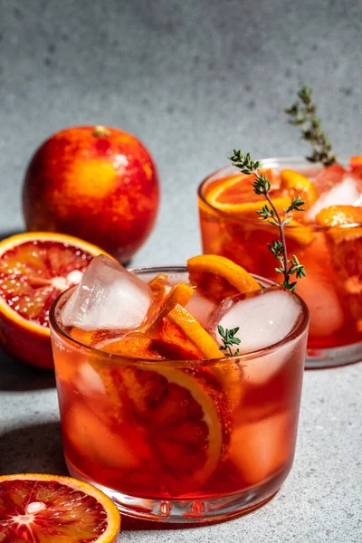 Röd Fruktsaft Med Och Bit Sicilianska Röda Apelsiner Sommarkoncept — Stockfoto