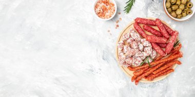 Kokteyl Salami mini. Baharatlı domuz eti, hafif arka planda kurutulmuş sosis. Uzun afiş biçimi. en üstteki görünüm.