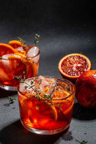 Buzlu Kanlı Portakallı Kırmızı Kokteyl Yaz Tazeleyici Kokteyl — Stok fotoğraf