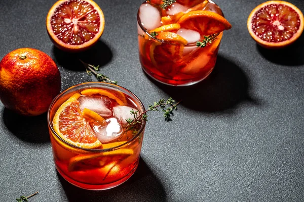 Bebidas Alcoólicas Com Gelo Laranjas Vermelhas Sicilianas Coquetel Refrescante Verão — Fotografia de Stock